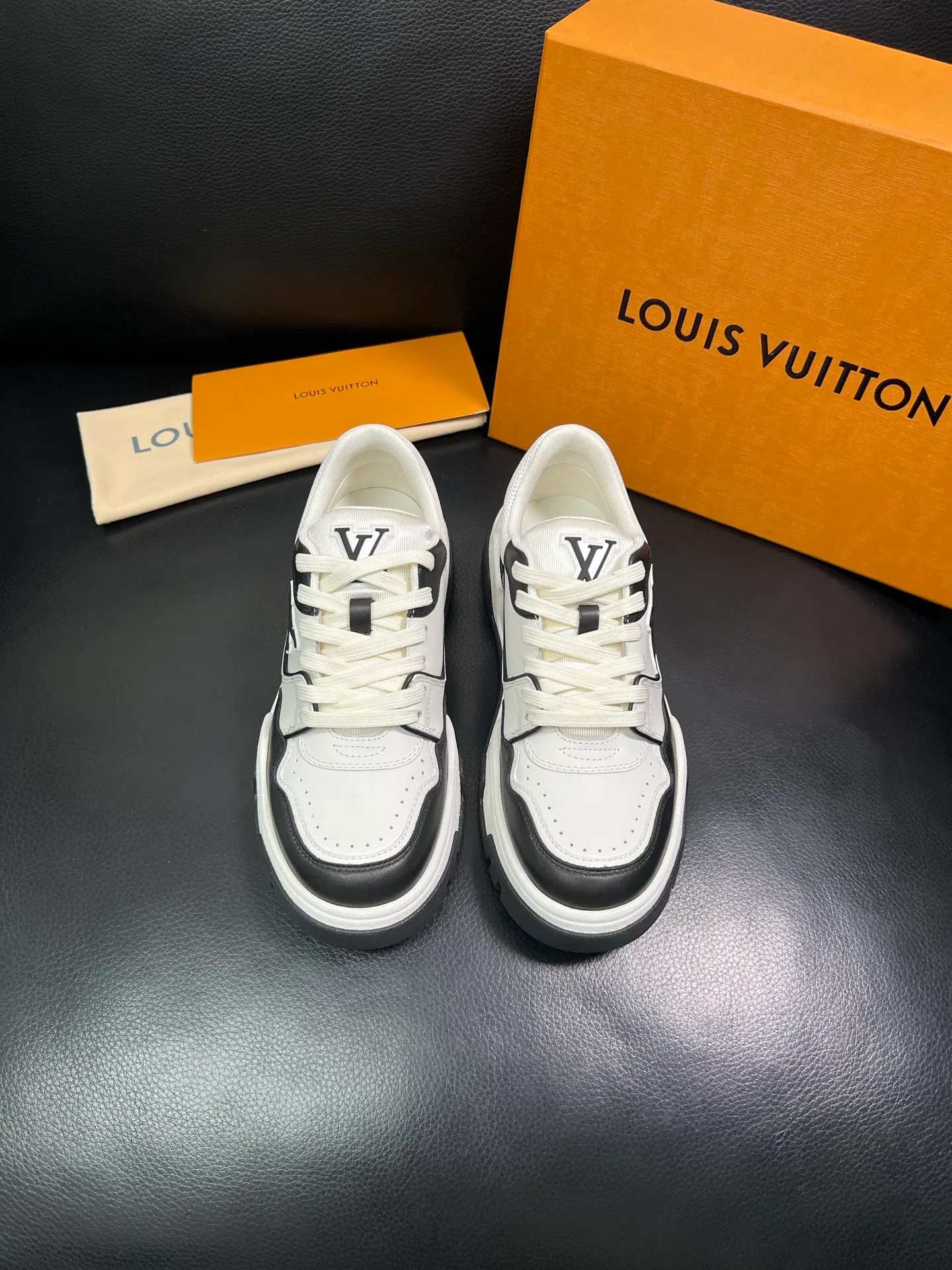 Men's shoes 💰900 Lv top purchase Louis Vuitton, counter synchronization, uppers imported from Italy cowhide, imported mesh padding soft and comfortable, soles: original soles specially provided by the original factory, T men's shoes 💰U exclusive movable molded soles super comfortable, original factory and single goods, high quality, welcome to compare, code number 38-44 (customized 45) 85883